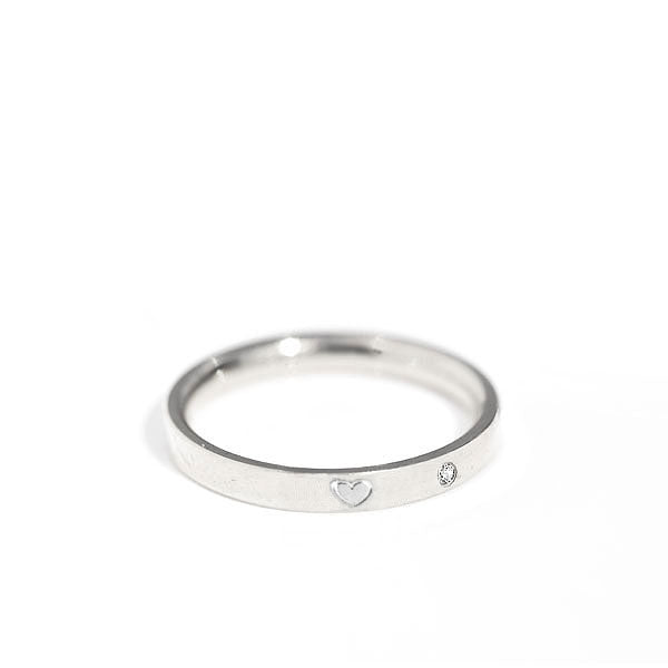 Sølv ring med hjerte gravering og diamant